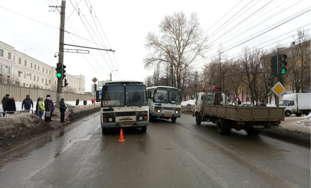 В Кирове под колёсами пассажирского ПАЗа серьёзно пострадала женщина