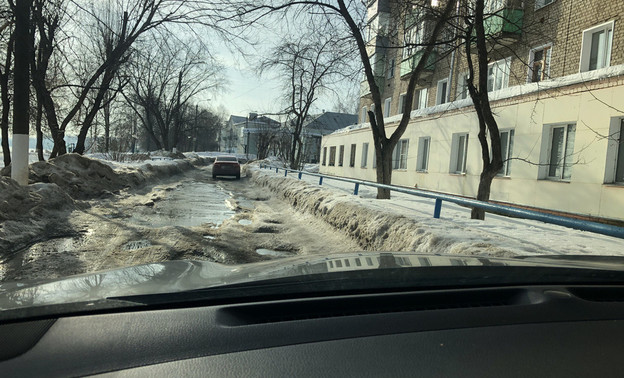 Кировчане ездят к дому по разбитой дороге, так как соседи не хотят её ремонтировать
