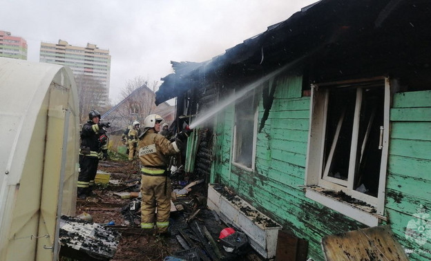 При пожаре в Садаковском погибли два человека