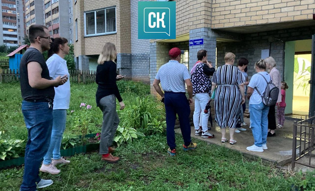 «Боимся за наших детей»: жители Кольцова, 13Б выступили против размещения в их доме центра помощи бездомным