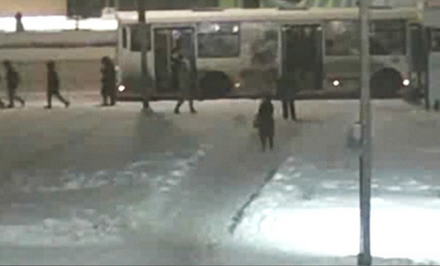 В Кирове 11-летней школьнице зажало голову в автобусе