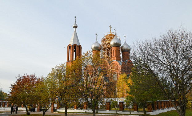 На купол Всехсвятского храма в Кирово-Чепецке установили крест