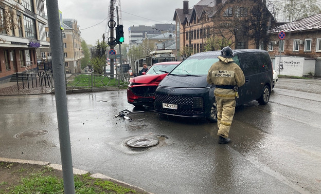 В Кирове на Воровского столкнулись минивэн и кроссовер