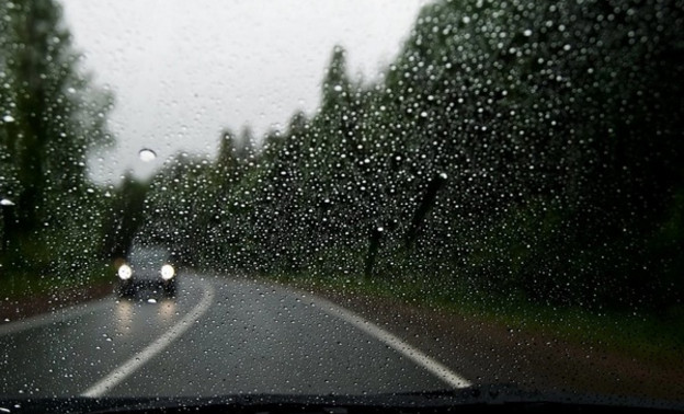 ГИБДД напомнила кировским водителям о правилах движения в дождь