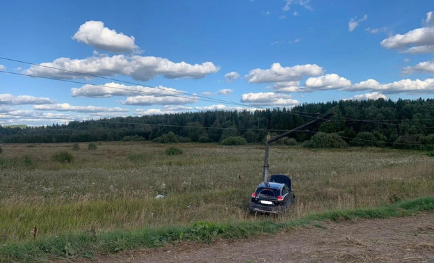 В Кировской области водитель Lada врезался в опору ЛЭП и сломал её