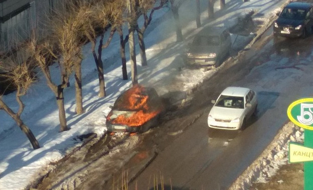 На Хлыновской вспыхнула припаркованная машина