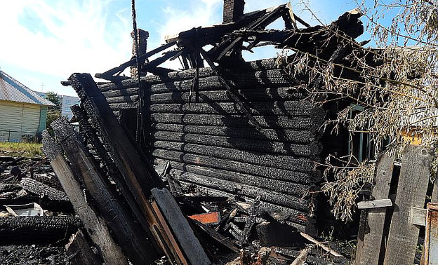 В Кировской области огонь полностью уничтожил частный дом через день после смерти хозяина (ФОТО)