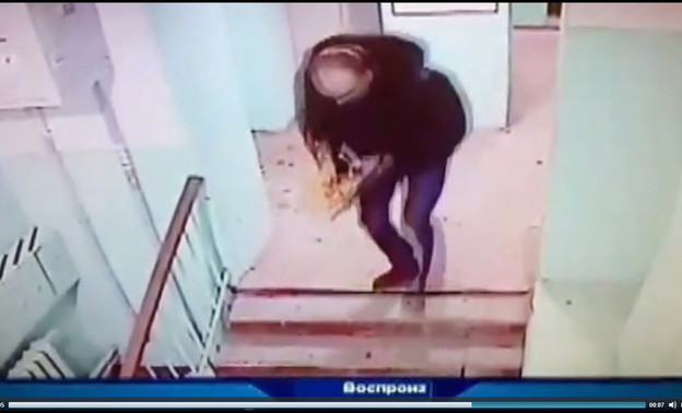 В Кирове мужчина пытался задушить девушку в подъезде и забрал у неё сумку