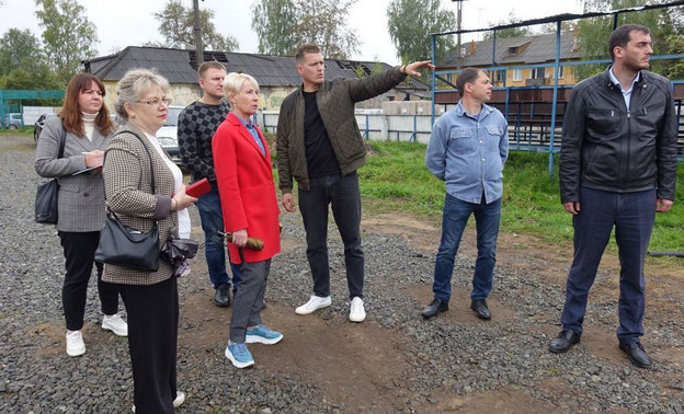 Елена Ковалёва проверила строительство «умной» спортплощадки в Лянгасово