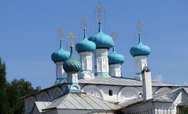 «Открыточный вид скоро исчезнет»: в Слободском на соборе вместо оригинальных бирюзовых установят золотые купола