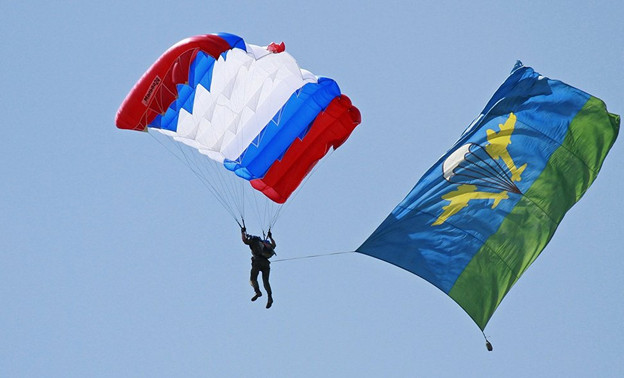 В Кирове на день ВДВ выступят парашютисты