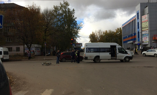 Кировчанин на велосипеде угодил под автобус