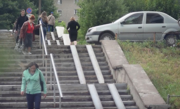 Кировчане просят отремонтировать лестницы и установить пандус на улице Горького