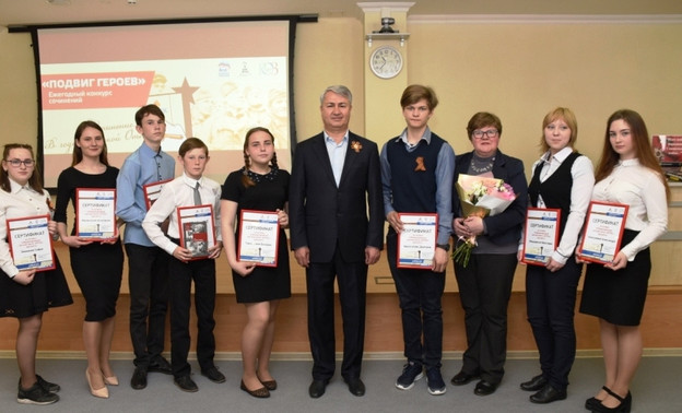 Победителям конкурса школьных сочинений «Подвиг героев» вручили путёвки в «Артек»