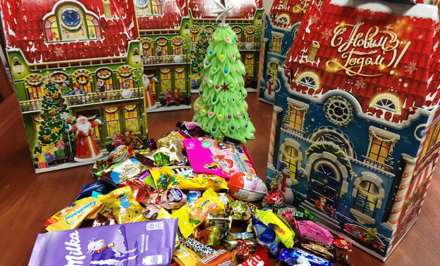 Воспитанники детских домов области получили более 500 сладких подарков к Новому году