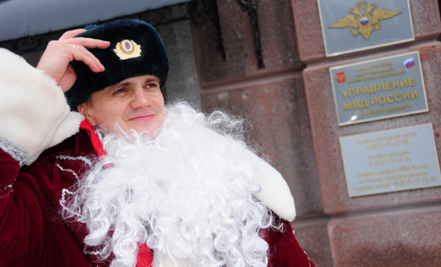 Полицейский Дед Мороз выбрал три лучших письма юных кировчан