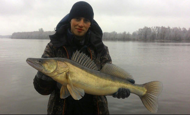 Рискованный выход на тонкий лёд и новые трофеи. Еженедельный отчёт с рыбалки в Кировской области