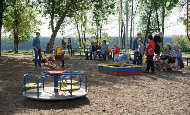 В Котельниче открыли новую детскую семейную площадку