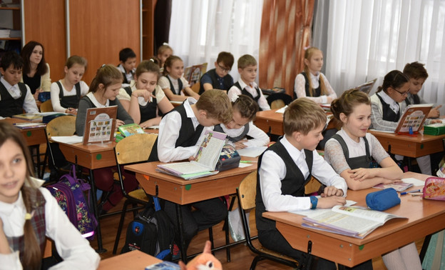 С 1 сентября кировским школьникам запретят пользоваться телефонами