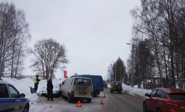 При столкновении двух фургонов в Нововятске пострадали четыре человека