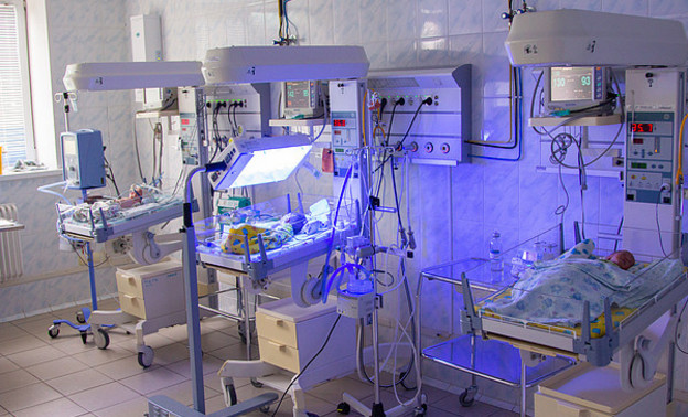Кировские врачи спасли родившихся раньше срока близнецов с низкой массой тела