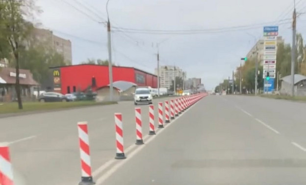 Сигнальные столбики на улице Воровского почистят из-за жалоб кировчан