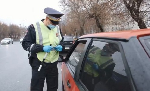 В Кирове сотрудники ГИБДД проверяют заражённых автомобилистов на соблюдение режима самоизоляции