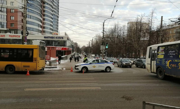 В Кирове пассажирский автобус сбил 17-летнюю девушку
