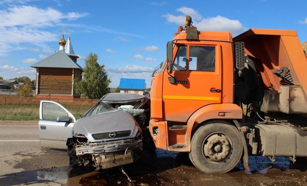 В Кировской области «Опель» столкнулась с грузовиком. Водитель иномарки погиб