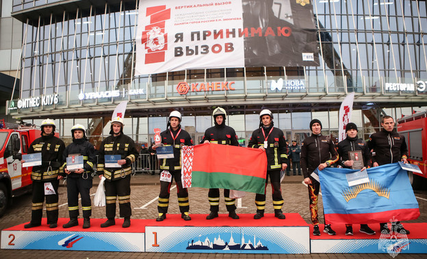 Кировские спасатели завоевали серебро на «Вертикальном вызове» в Петербурге