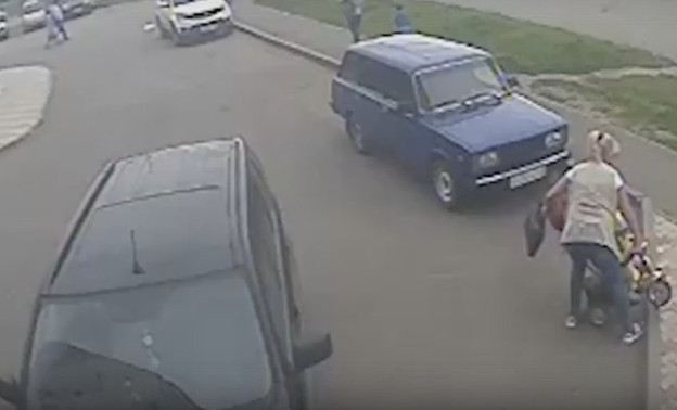 Очевидцы: в Кирове мужчина набросился на женщину с ребёнком