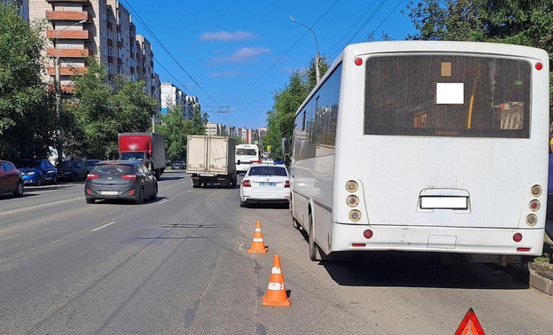 56-летняя женщина травмировалась при падении в салоне автобуса в Кирове