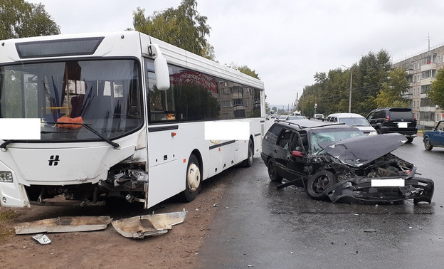 В Нововятске в ДТП с автобусом пострадали два человека