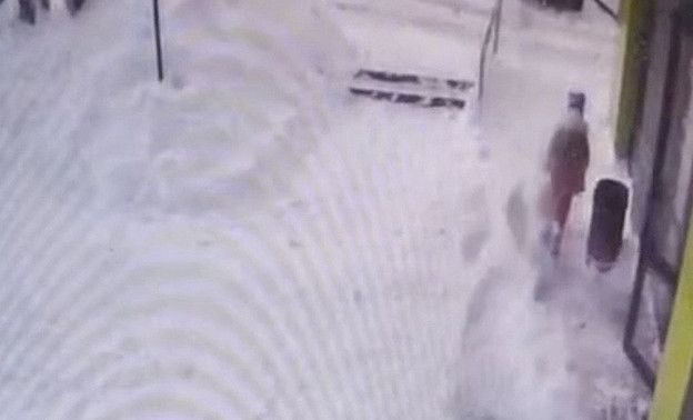 Известно состояние девочки, на которую упал снег в Кирове