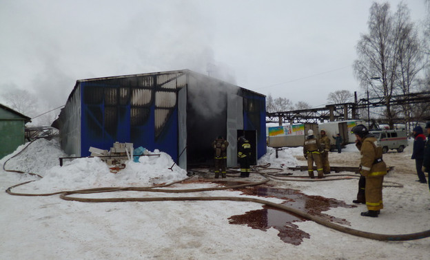 Пожар в Кирове: на улице Социалистической горел склад лакокрасочных материалов