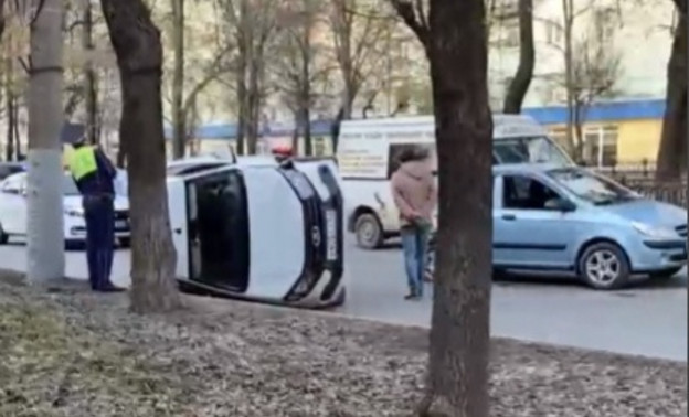 В Кирове на Октябрьском проспекте столкнулись три автомобиля. Один из них опрокинулся