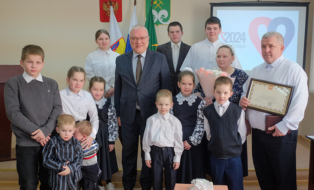 Губернатор Кировской области поздравил мать-героиню из Кирса