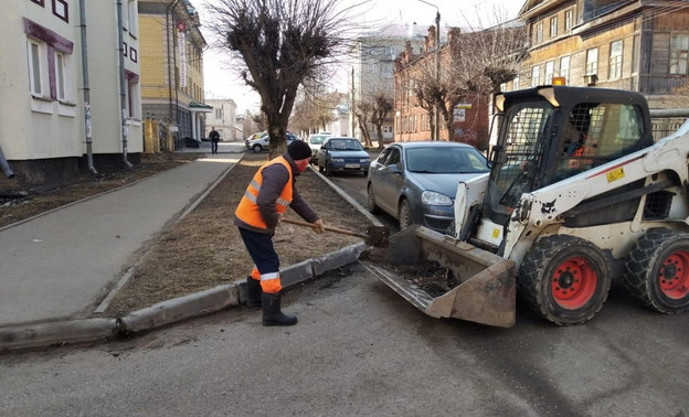 Кировские улицы начали очищать от песка