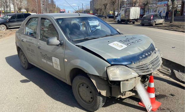 «Один серый, другой белый»: в Кирове столкнулись два Renault Logan