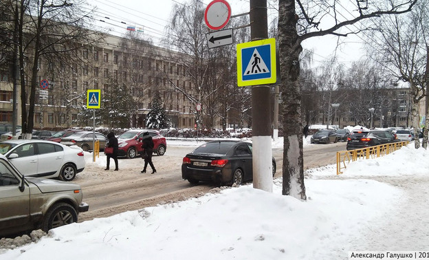 На улице Дерендяева рядом с областным правительством обустроили пешеходный переход