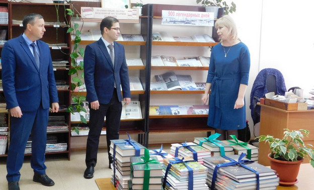 Помощь школе искусств, библиотеке и детским садам в Зуевском районе: Рахим Азимов исполнил наказы избирателей