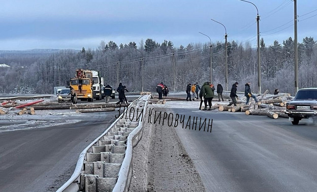 На Новом мосту ограничено движение из-за перевернувшегося прицепа лесовоза