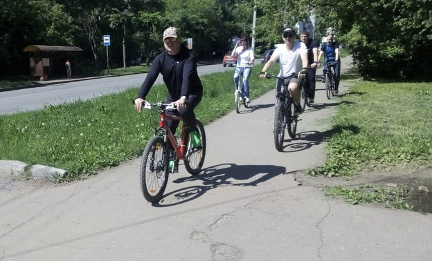 Илья Шульгин четыре часа катался по Кирову на велосипеде в поисках плохого благоустройства