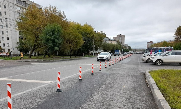 На Октябрьском проспекте установили сигнальные столбики