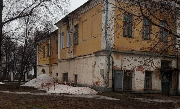 В Кирове начала разрушаться стена исторического дома