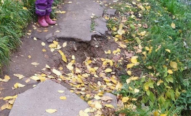 Кировчане пожаловались на тротуар, с которого можно упасть на проезжую часть