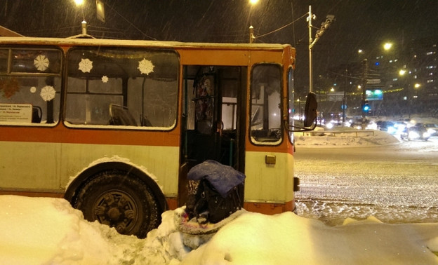 Вчера в Кирове во время движения загорелся троллейбус