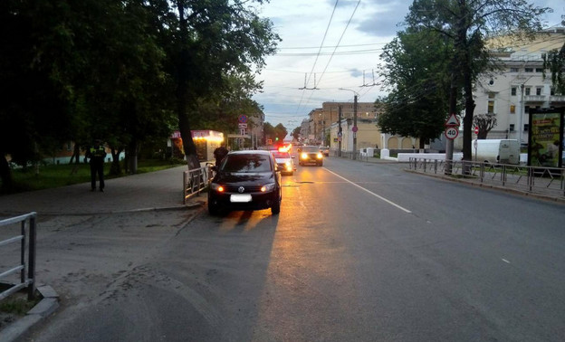 В центре Кирова подросток на велосипеде врезался в иномарку