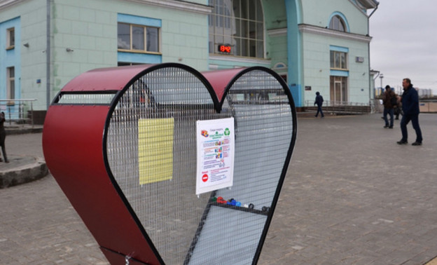 Из контейнера-сердца в Кирове выгрузят первые крышечки