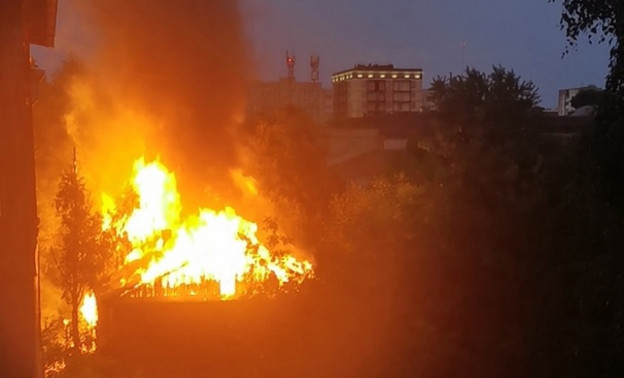 Ночью в Кирове сгорел жилой многоквартирный дом. Спасатели эвакуировали 15 человек